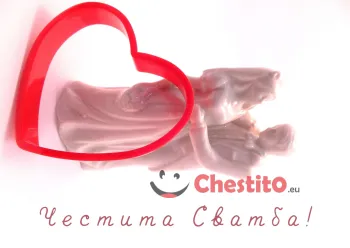 Картичка за сватба сърце и статуетка на младоженци на светъл фон 